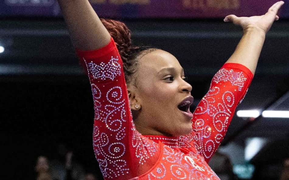 Rebeca Andrade com os braços para o alto e boca aberta após executar salto no Brasileiro de ginástica artística 2026
