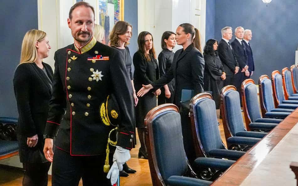 Rei Haakon 8º assume o trono da Noruega