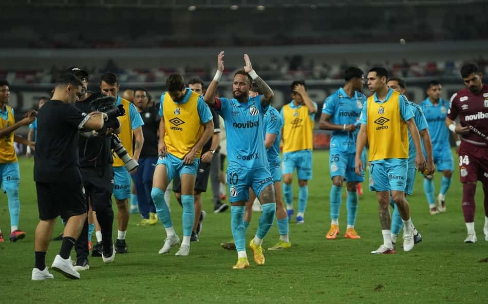 Jogadores do Santos comemoram classificação na Copa do Brasil após vitória contra o Remo