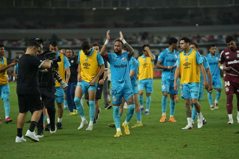 Jogadores do Santos comemoram classificação na Copa do Brasil após vitória contra o Remo