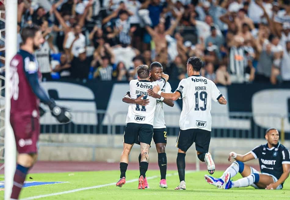 Bernard, jogador do Atlético-MG, comemora seu gol durante partida contra o Remo, no Mangueirão, pelo Campeonato Brasileiro