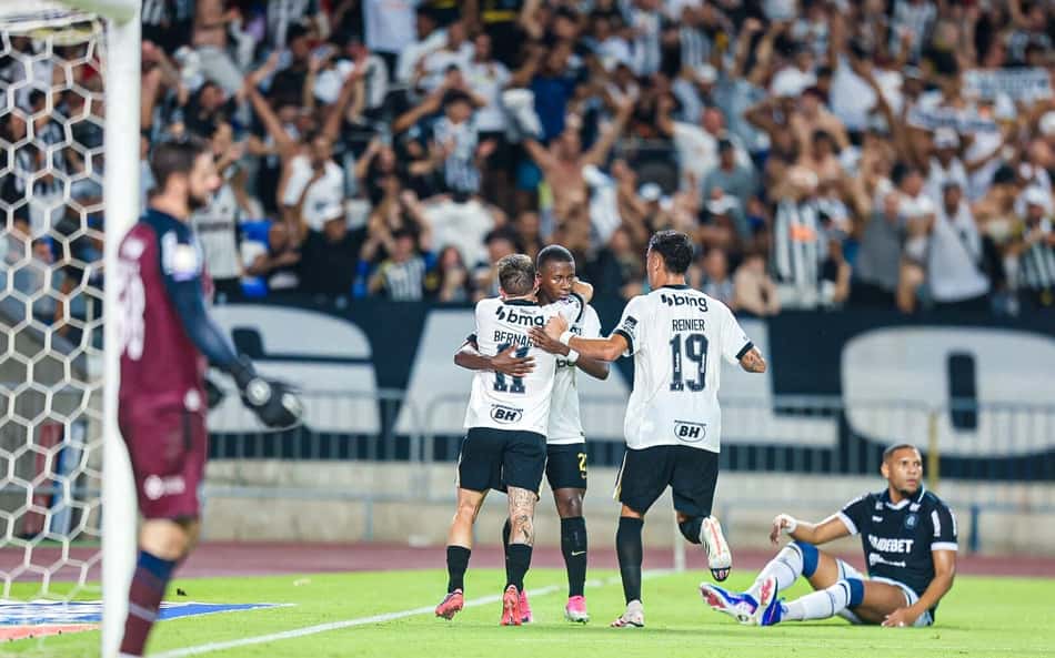 Bernard, jogador do Atlético-MG, comemora seu gol durante partida contra o Remo, no Mangueirão, pelo Campeonato Brasileiro (Foto: Fernando Torres/AGIF/Folhapress)