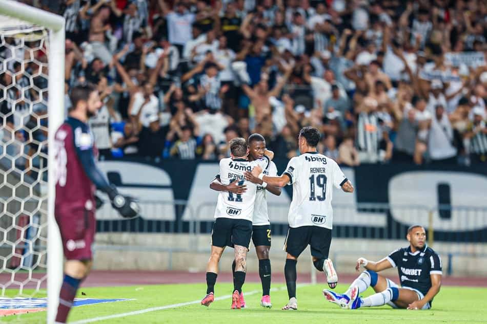 Bernard, jogador do Atlético-MG, comemora seu gol durante partida contra o Remo, no Mangueirão, pelo Campeonato Brasileiro (Foto: Fernando Torres/AGIF/Folhapress)