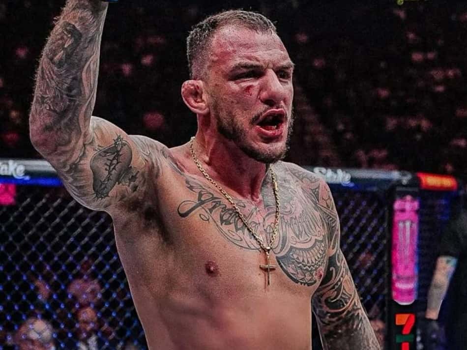 Com o braço direito erguido, Renato Moicano comemora vitória no UFC Vegas 115