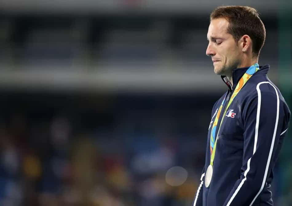 Renaud Lavillenie, francês do salto com vara, chora no pódio das Olimpíadas do Rio 2016 com a medalha de prata no peito