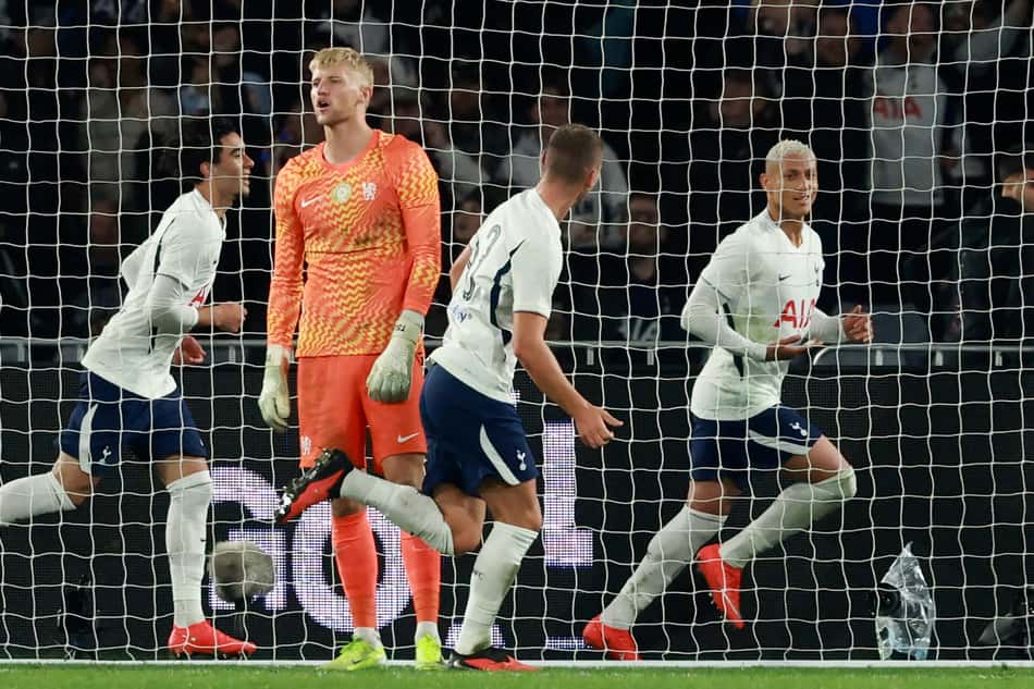 Richarlison sai para comemorar gol da vitória do Tottenham em amistoso com o Chelsea