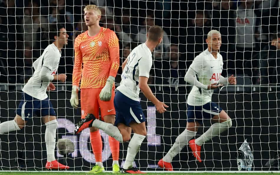 Richarlison sai para comemorar gol da vitória do Tottenham em amistoso com o Chelsea
