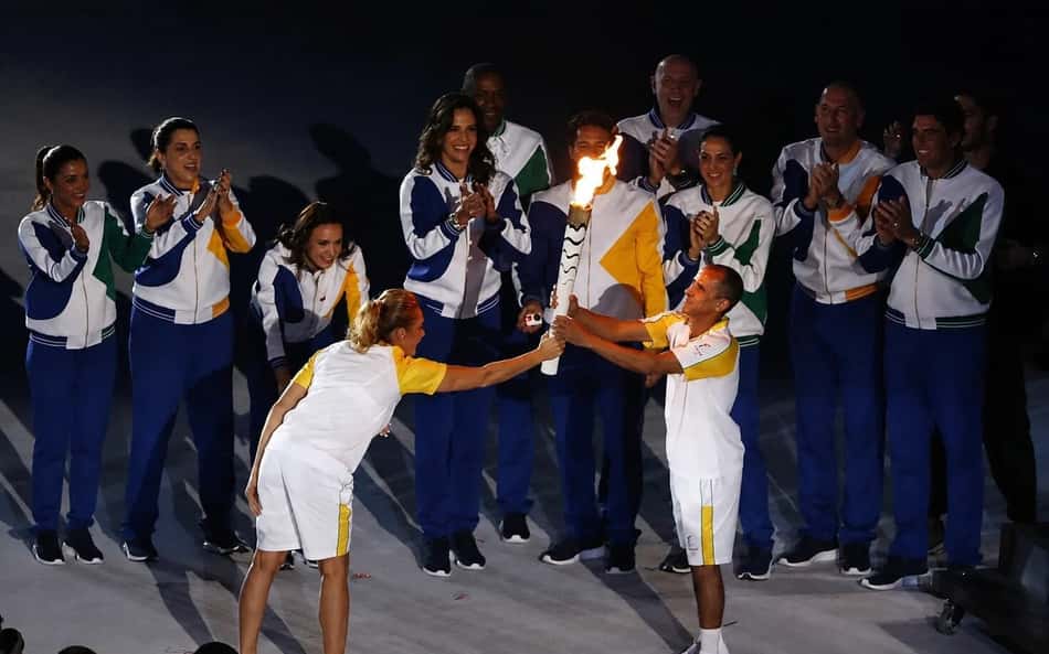 Vanderlei Cordeiro recebe a tocha olímpica das mãos de Hortência durante a Cerimônia de Abertura dos Jogos Rio 2016