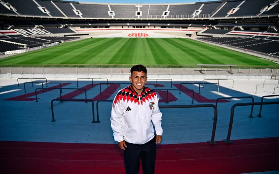 Ex-alvo do Flamengo, Thiago Almada foi anunciado pelo River Plate