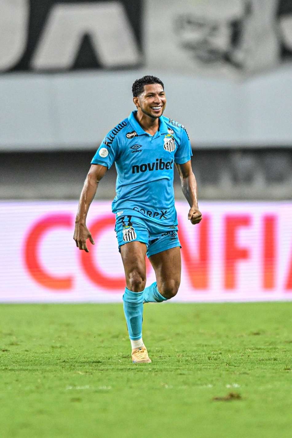 Rony marca o gol da vitória do Santos no Mangueirão. (Foto: Agência F8/Folhapress)