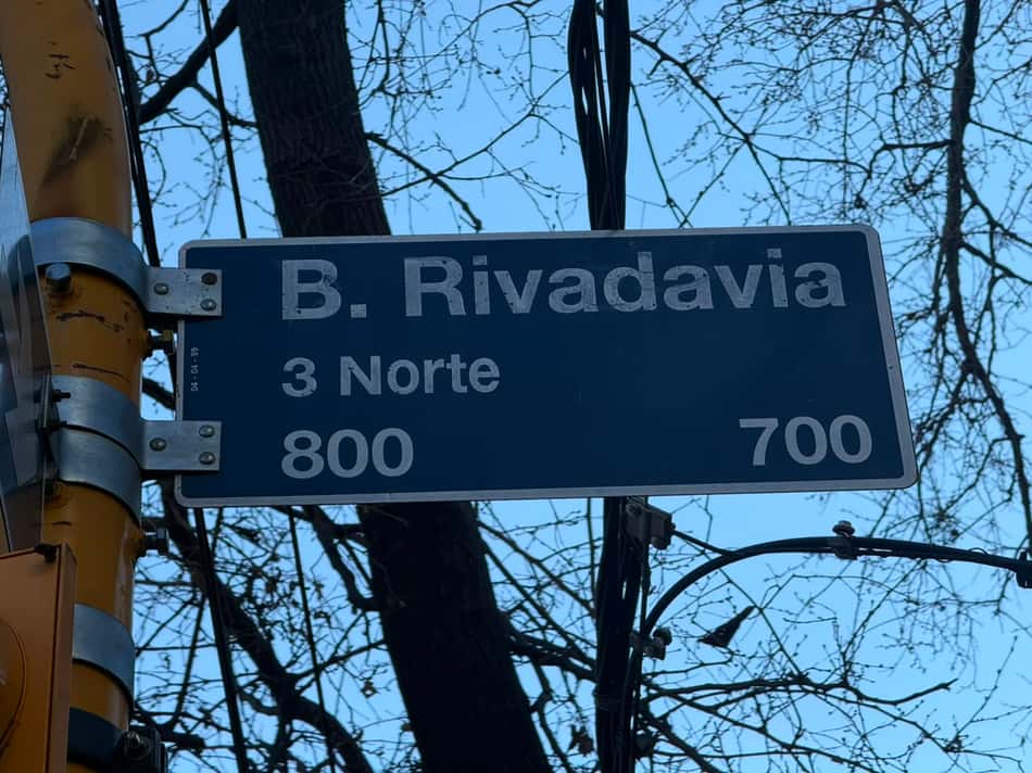 Placa da rua Rivadavia, nome do adversario do Fluminense das oitavas de final da Libertadores