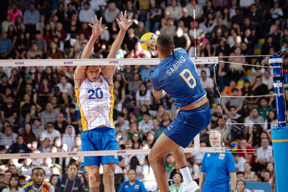 Sabino ataca pela saída de rede, contra bloqueio simples, em Brasil x Colômbia pela Copa Sul-Americana de vôlei masculino