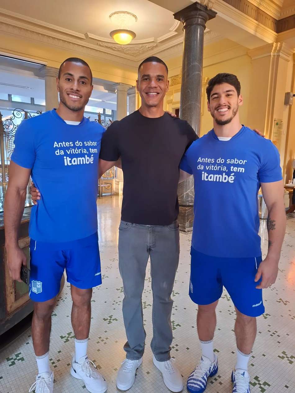 Da esquerda para a direita: Lucarelli, Samuel Fuchs e Honorato posam para foto durante evento de apresentação do elenco do Minas