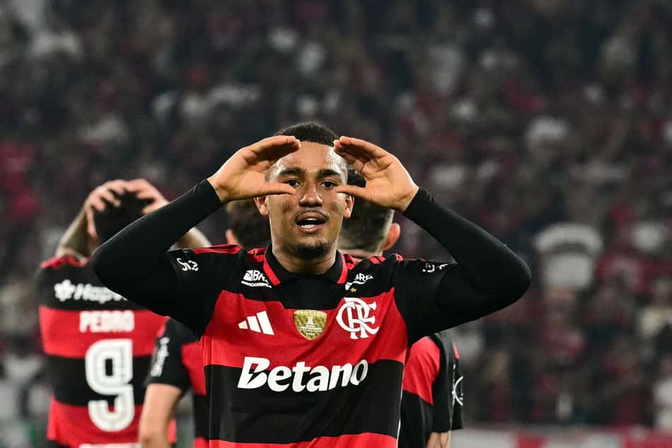 Samuel Lino comemorando gol