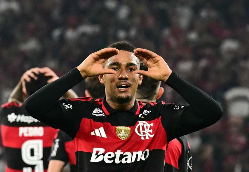 Samuel Lino comemorando gol