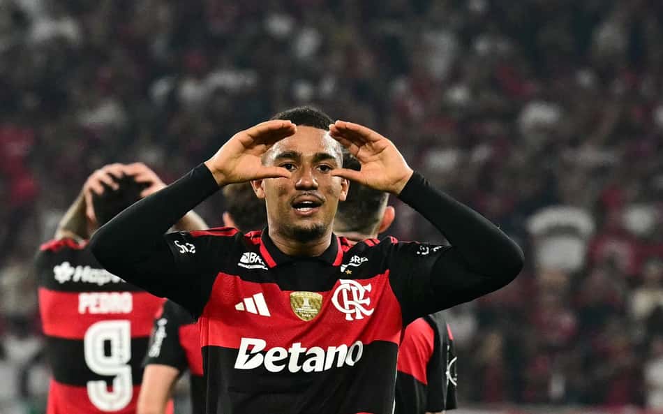 Samuel Lino comemorando gol