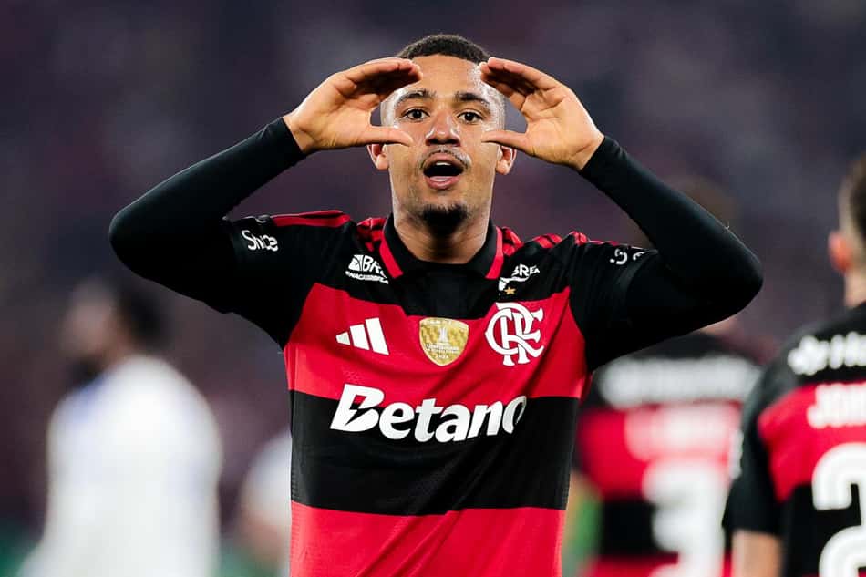 Samuel Lino comemora seu gol no jogo do Flamengo contra o Cruzeiro pela Libertadores