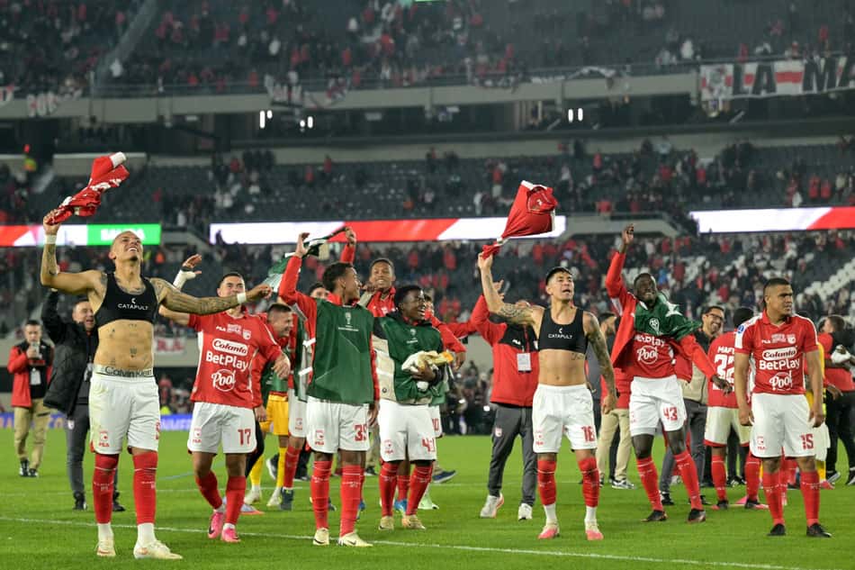 Jogadores do Santa Fe comemoram classificação no Monumental de Nunez