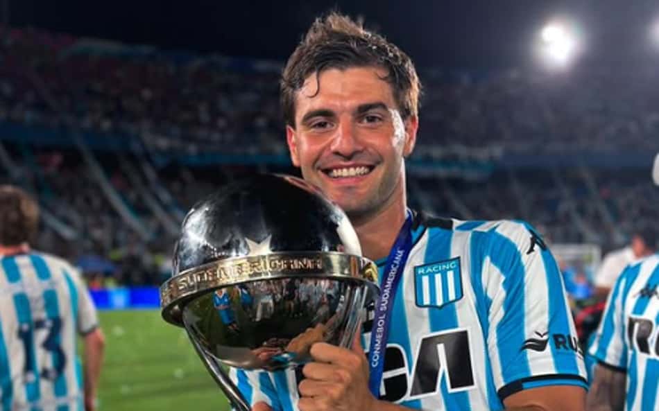 Santiago Sosa com o troféu da Sul-Americana