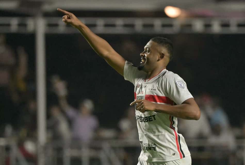 Sabino comemorando gol