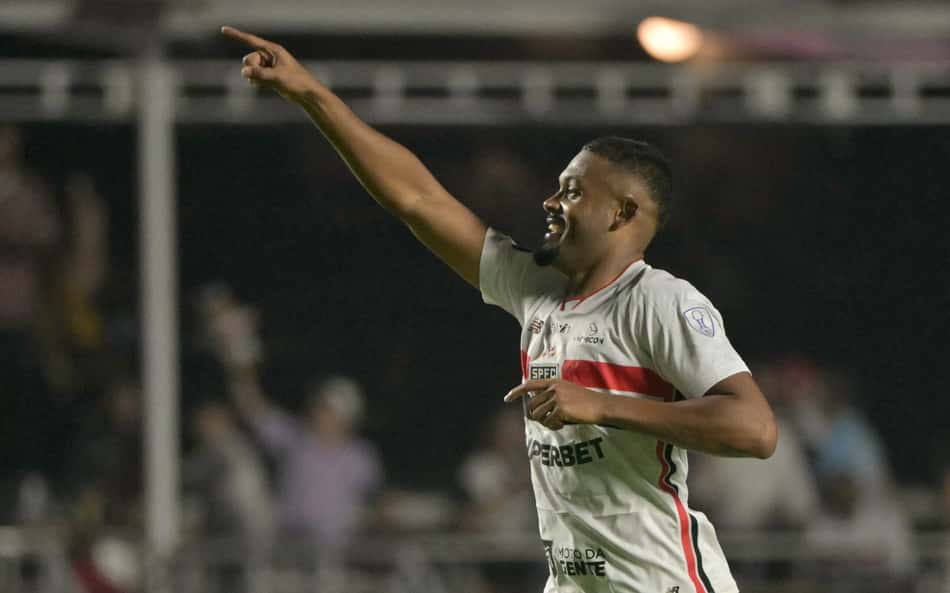 Sabino comemorando gol