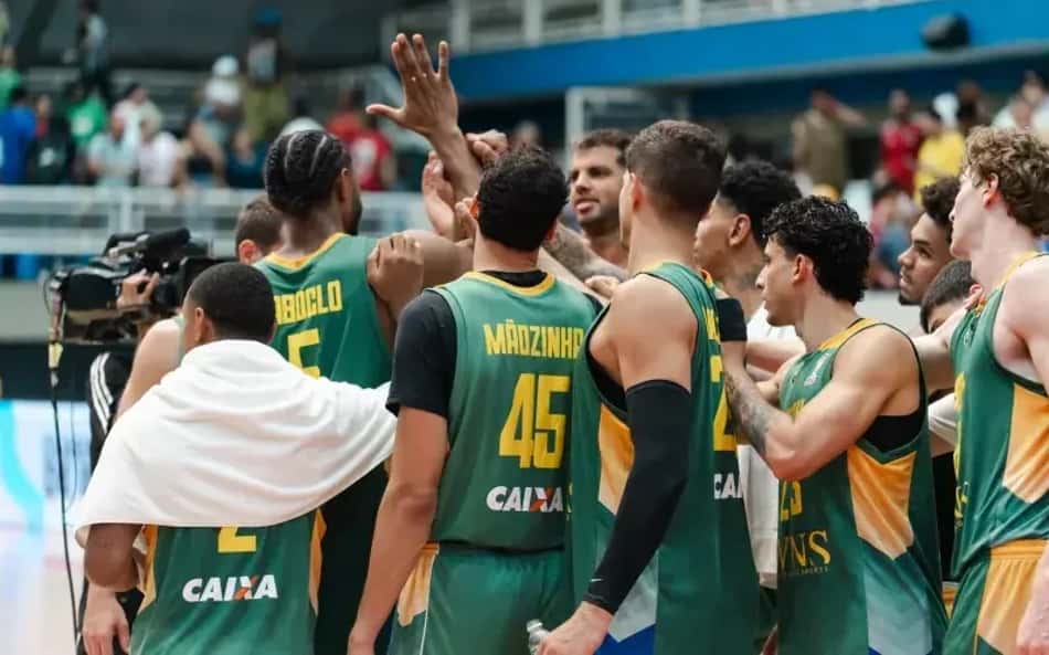 Jogadores da Seleção Brasileira de basquete masculino se cumprimentam na quadra após partida