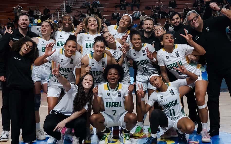 Jogadoras da Seleção Brasileira de basquete feminino posam para foto após vitória na disputa de terceiro lugar do Sul-Americano