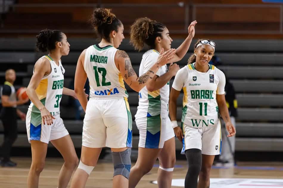 Jogadoras da Seleção Brasileira de basquete feminino se reúnem em quadra durante a disputa de terceiro lugar do Sul-Americano contra a Colômbia