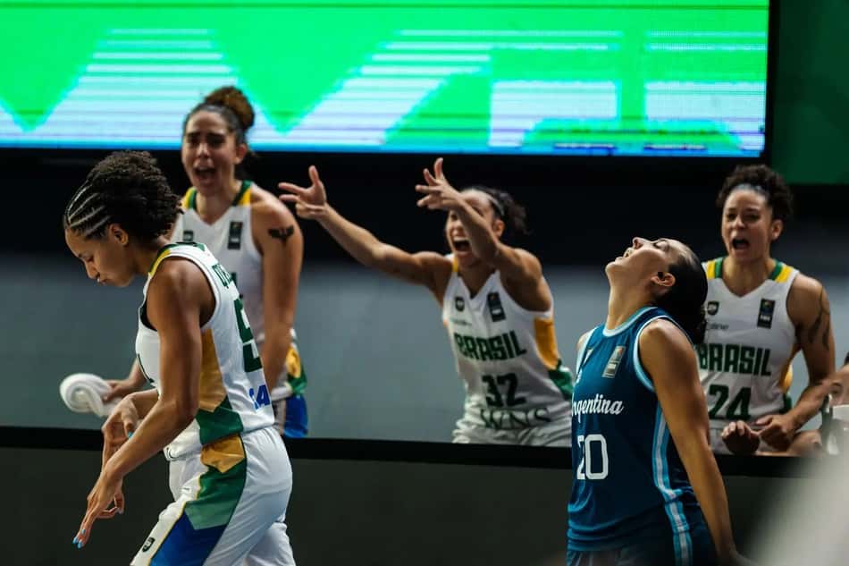 Jogadoras da Seleção Brasileira feminina de basquete vibram durante jogo contra a Argentina pelo Qualificatório para o Pré-Olímpico de Los Angeles 2028