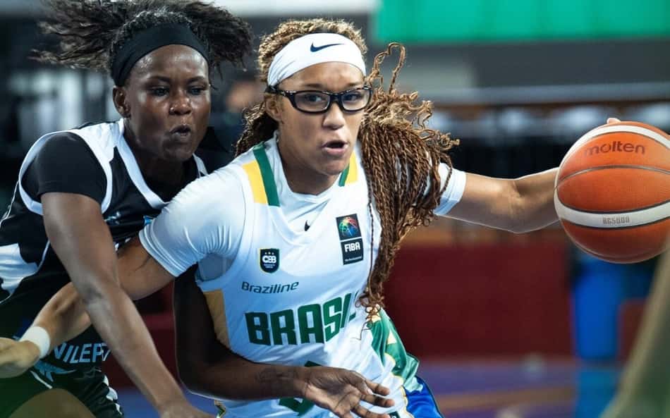 Arte de resultado do jogo entre Brasil e Sudão do Sul, pelo Qualificatório para o Pré-Olímpico de Los Angeles 2028, destaca a armadora brasileira Aaliyah Guyton