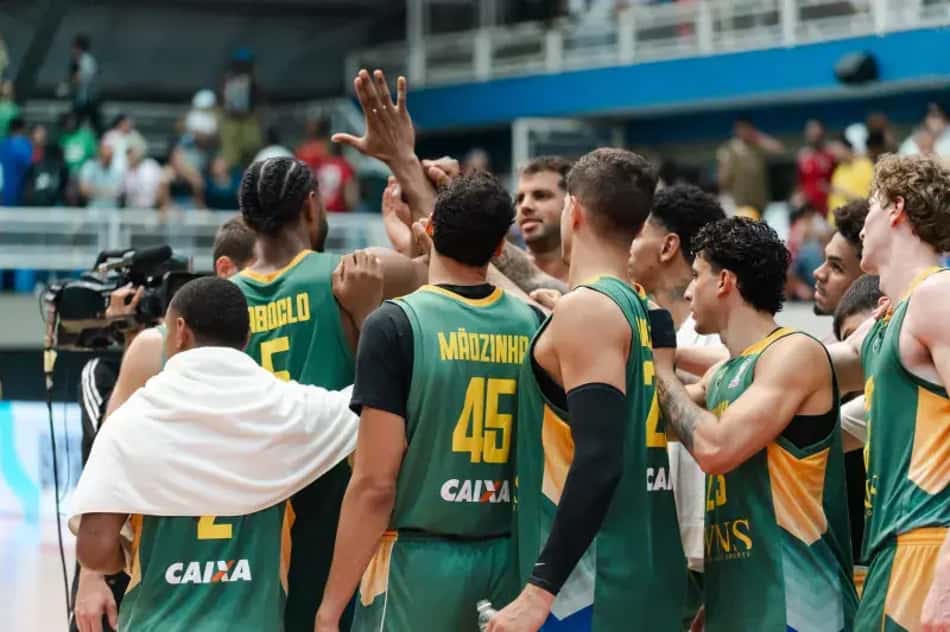 Jogadores da Seleção Brasileira de basquete masculino se cumprimentam na quadra após partida