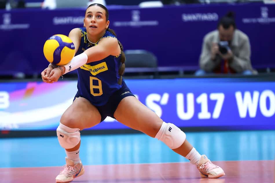 Carolina Luz, líbero da Seleção Brasileira feminina de vôlei sub-17, realiza manchete em jogo contra a Espanha pelo Campeonato Mundial da categoria