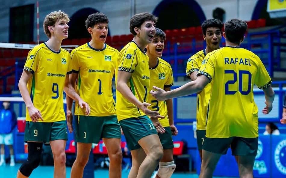 Jogadores da Seleção Brasileira masculina de vôlei sub-17 comemoram ponto marcado durante jogo da Copa Sada sub-19