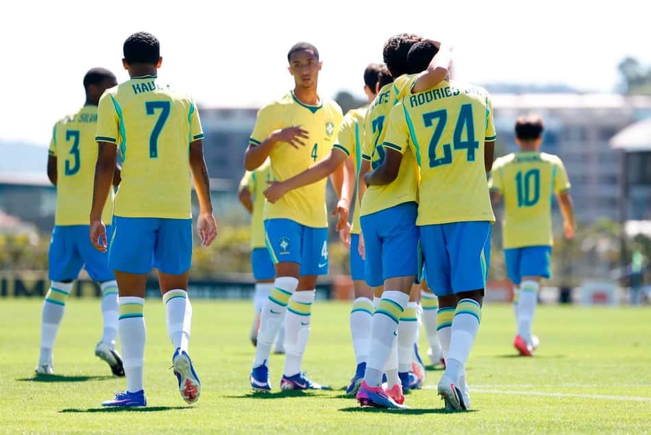 Jogadores da Seleção comemoram gol de Rodrigo Júnior para o Brasil Sub-17