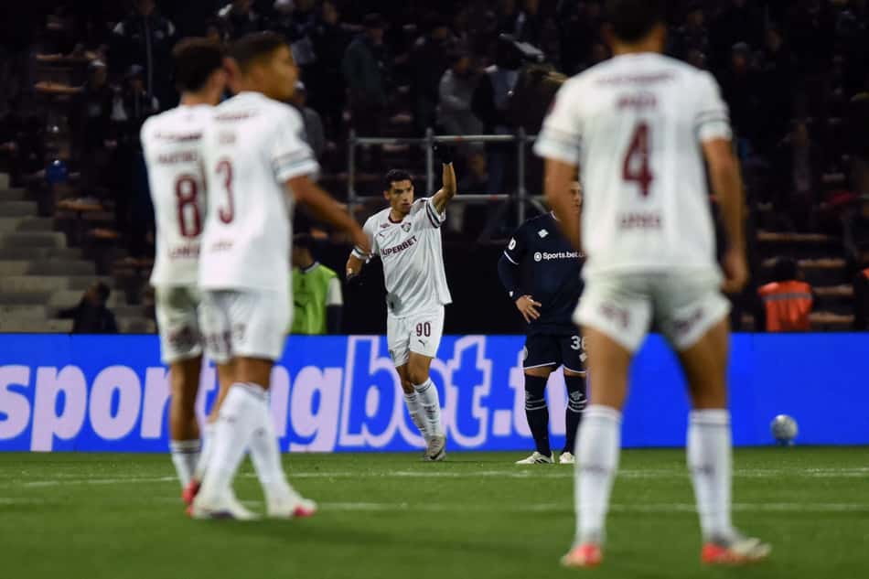 Serna comemora seu gol no jogo do Fluminense contra o Rivadavia
