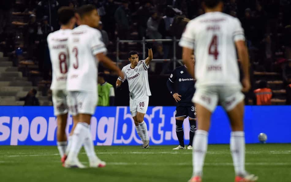 Serna comemora seu gol no jogo do Fluminense contra o Rivadavia