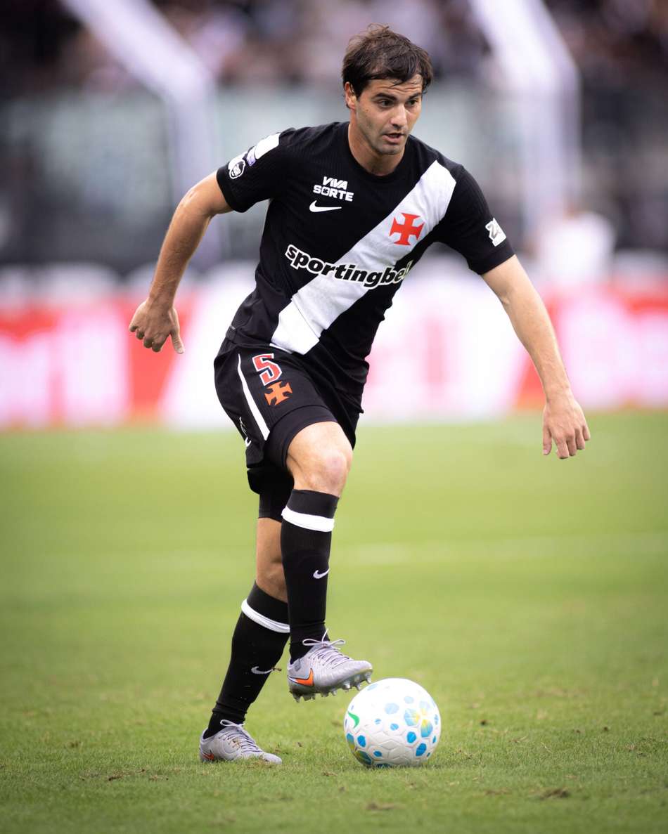 Santiago Sosa domina a bola em sua estreia pelo Vasco