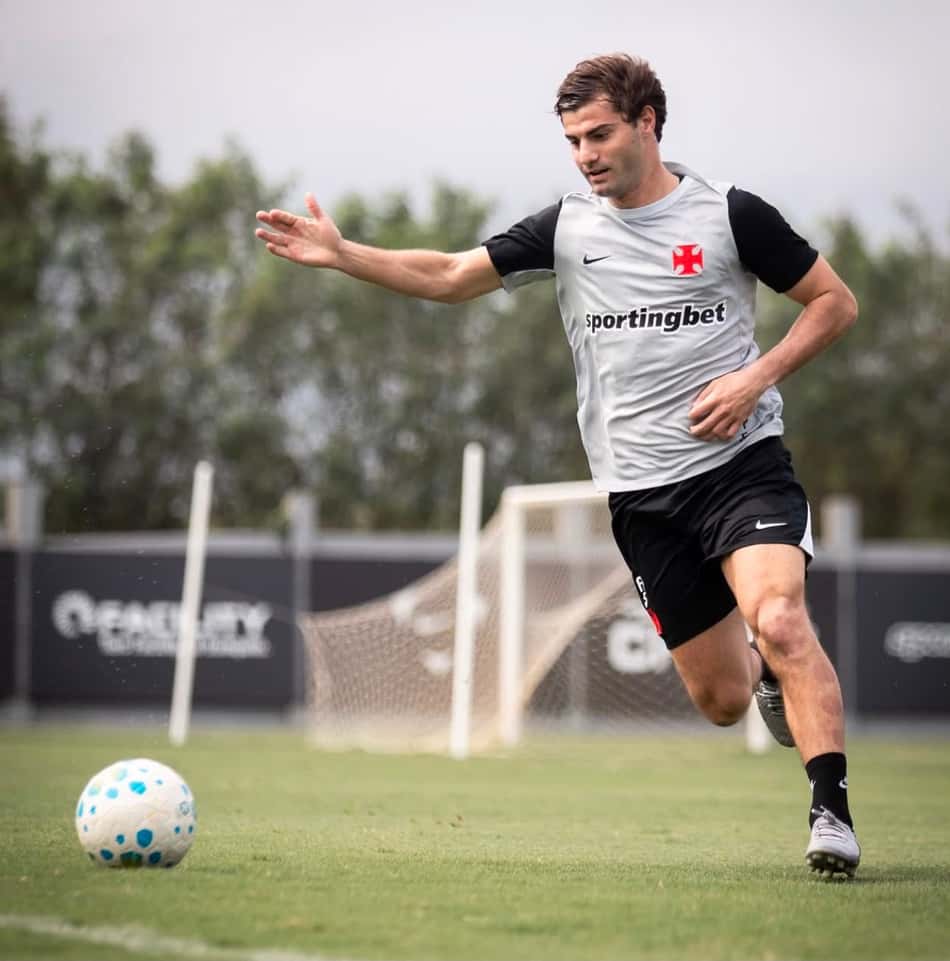 Sosa domina a bola durante treino do Vasco
