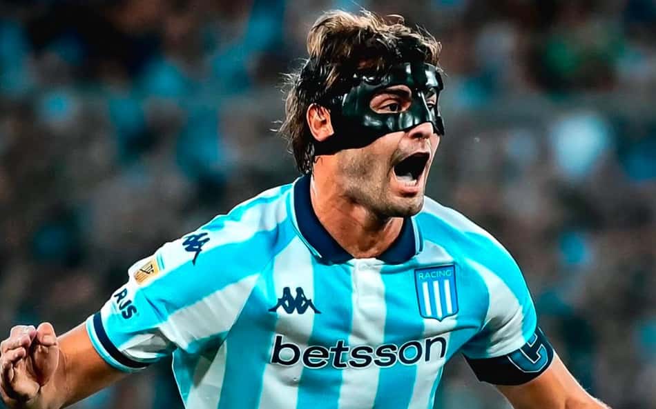 Santiago Sosa comemora gol com o Racing