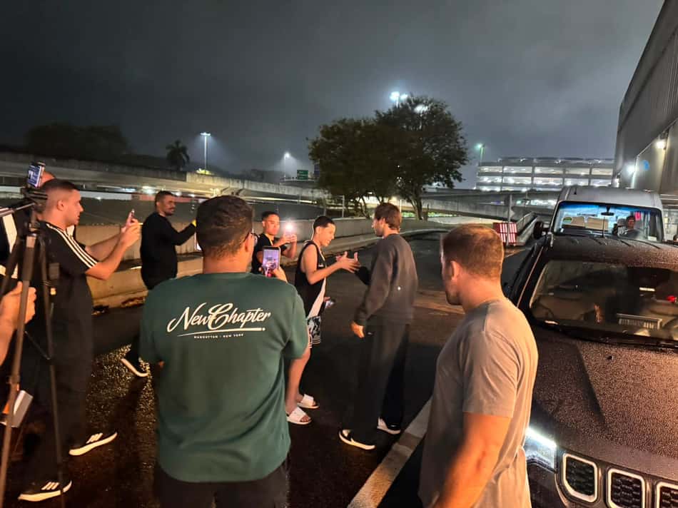 Sos cumprimenta torcedor que foi recebê-lo no aeroporto 