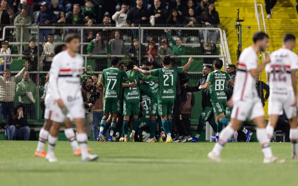 São Paulo perde para a lanterna Chapecoense e vive crise no Brasileirão
