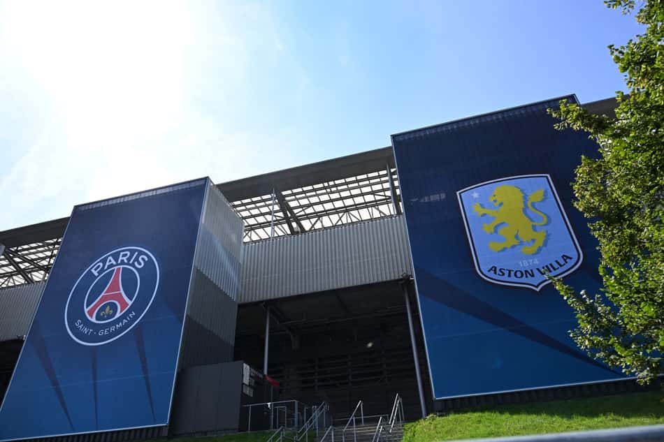 Faixas anunciam a partida de futebol da Supercopa da Áustria entre Paris Saint-Germain e Aston Villa, no estádio de Salzburgo, em 10 de julho de 2026