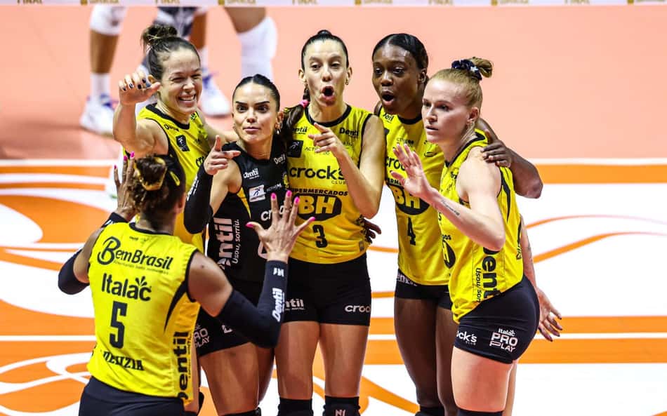 Elenco do Praia Clube comemora ponto na final da Superliga (Foto: Wander Roberto/Inovafoto/CBV)