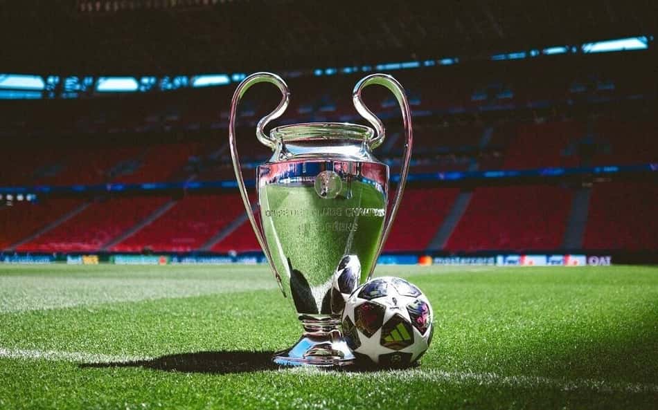 Taça e bola da final da Champions League 25/26.