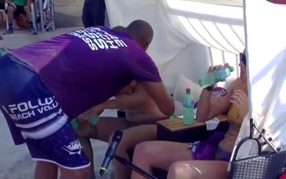 Técnico brasileiro agarra atletas de vôlei de praia pelo braço na Itália