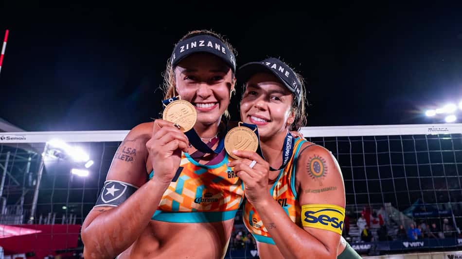 Thâmela, à esquerda, e Vic, à direita, posam para foto exibindo as medalhas de ouro conquistadas na etapa de Montreal do Circuito Mundial de vôlei de praia