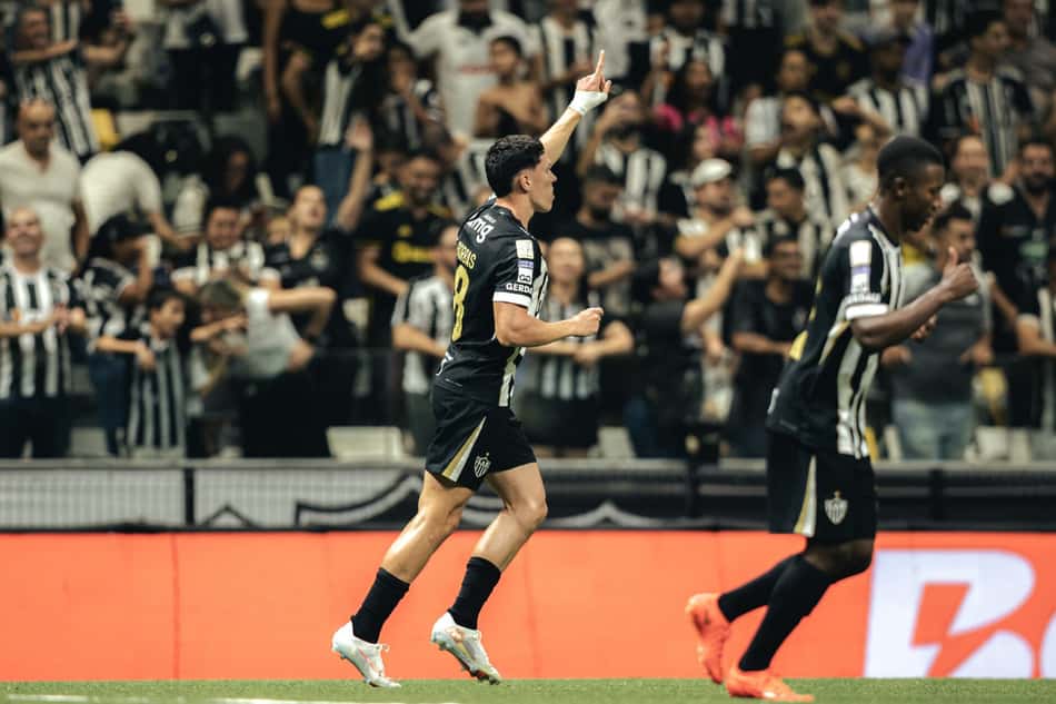 Thiago Borbas comemorando gol após 13 meses sem marcar