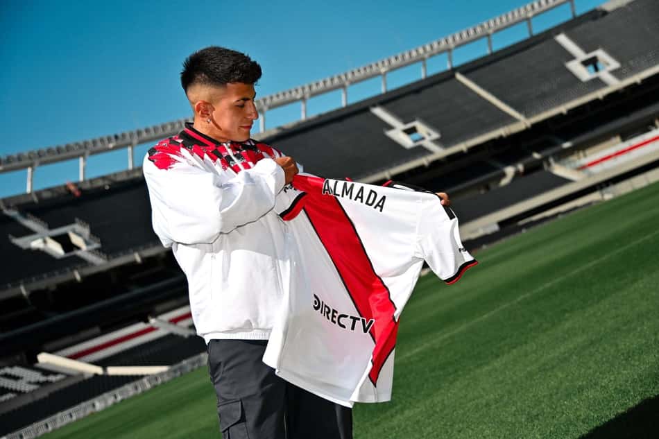 Ex-alvo do Flamengo, Thiago Almada foi anunciado pelo River Plate