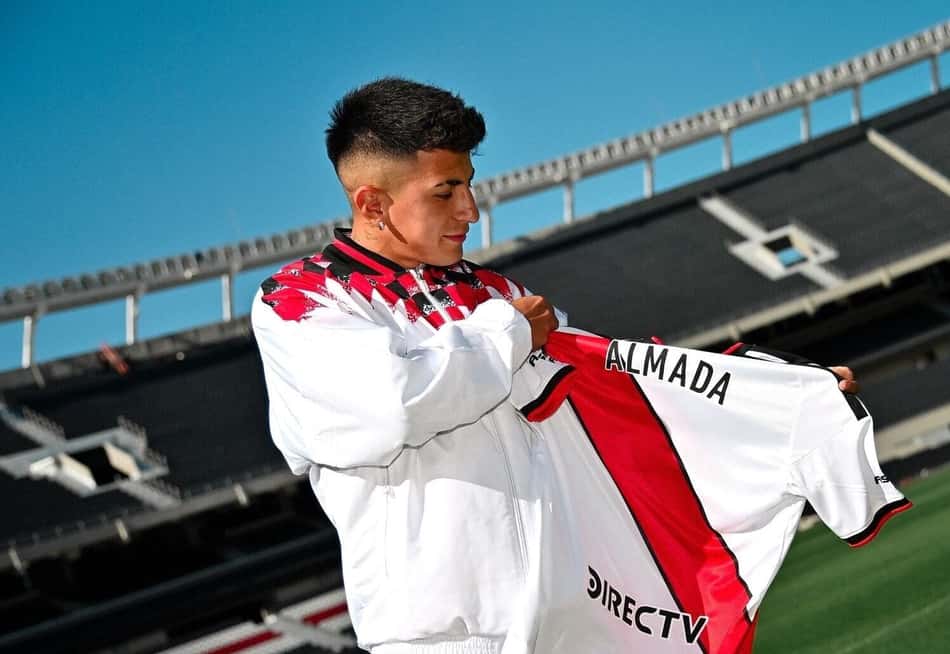 Ex-alvo do Flamengo, Thiago Almada foi anunciado pelo River Plate