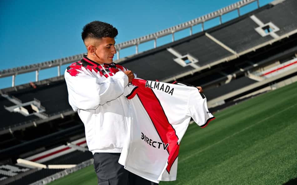 Ex-alvo do Flamengo, Thiago Almada foi anunciado pelo River Plate
